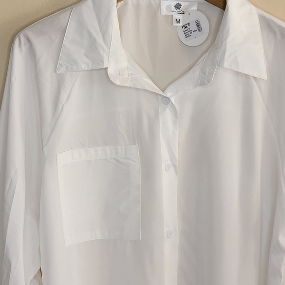 NWT Everyday Chic Boutique | Queen of Everything White Button-Up Blouse Size Med - Picture 2 of 6
